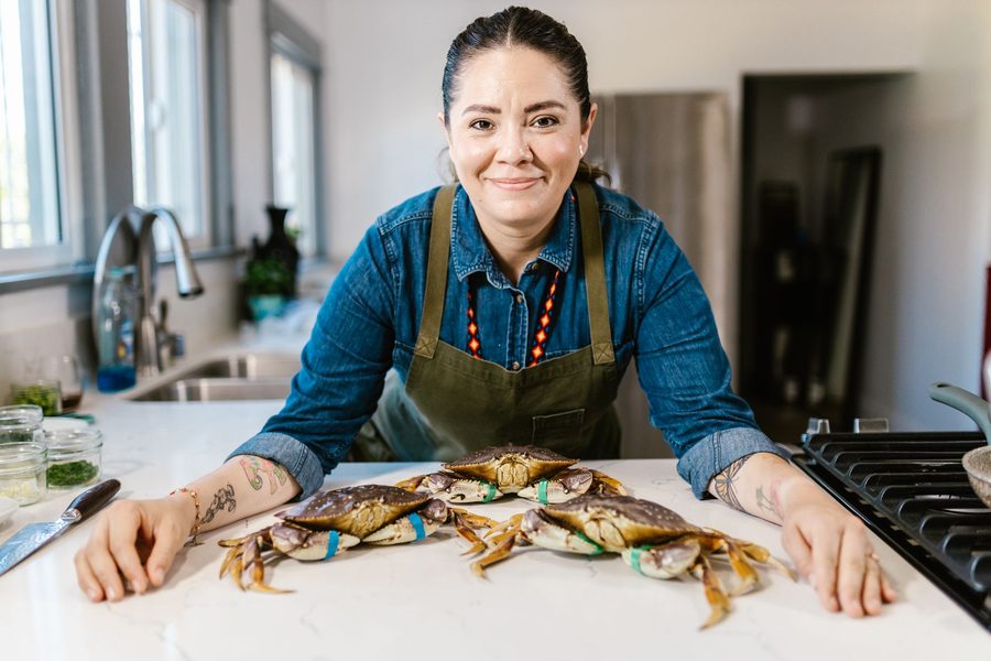 Bancada de cozinha com ingredientes e caderno de receitas anotado à mão