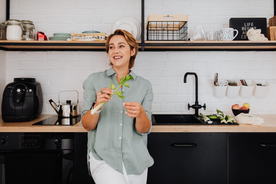 Cesto de air fryer com vegetais crocantes recém-tirados