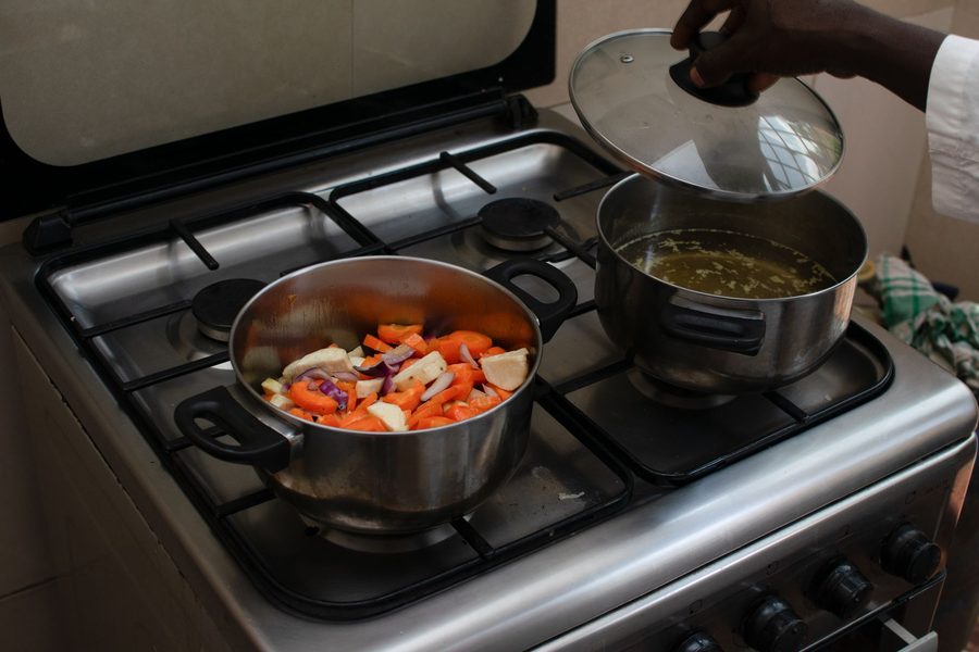 Tigela de sopa de abóbora com gengibre fumegando